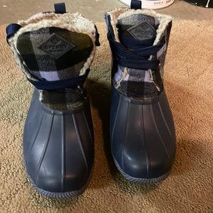 Woman’s sperry snow boots